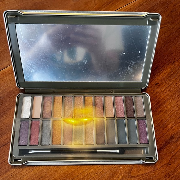 Ellen Tracy Silver Eyeshadow Palette NEW - Picture 3 of 5